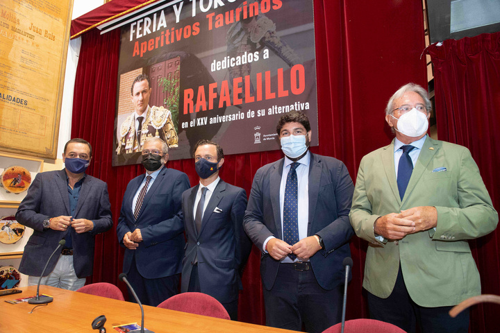 López Miras participa en el homenaje a Rafaelillo por el 25 aniversario de su alternativa (1)