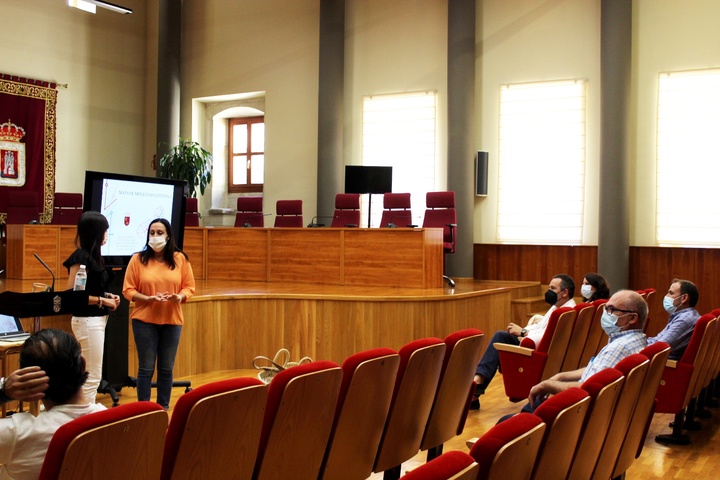 La directora general de Movilidad y Litoral, Marina Munuera, y la alcaldesa Remedios Lajara durante la presentación de la concesión de transporte público regional del Altiplano realizada esta mañana en el Ayuntamiento de Yecla