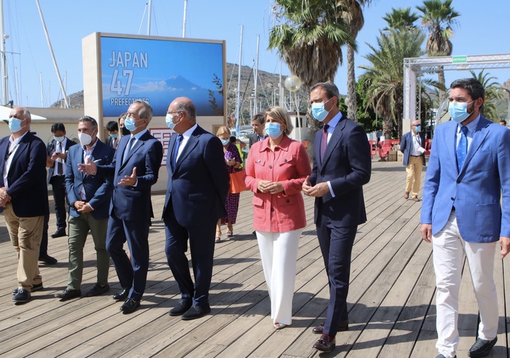 Los consejeros de Turismo y de Pesca y Medio Ambiente, la alcaldesa de Cartagena y el embajador de Japón, recorriendo Cartagenasia