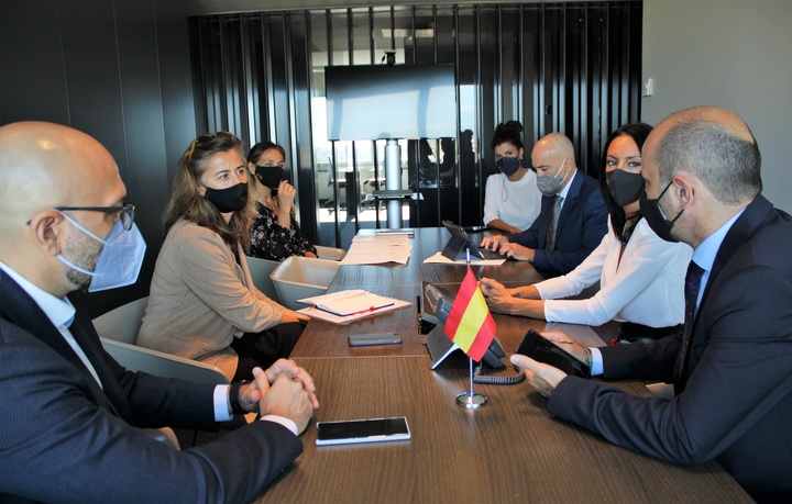 La consejera Valle Miguélez se reunió con  representantes de la Oficina Económica y Comercial de España, en el marco de la Feria Internacional de Calzado de Milán