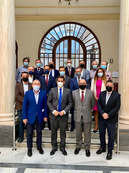 El consejero de Fomento e Infraestructuras, José Ramón Díez de Revenga, con los miembros del Círculo de la Economía de la Región de Murcia tras su reunión sobre el Pacto por las Infraestructuras de la Región de Murcia