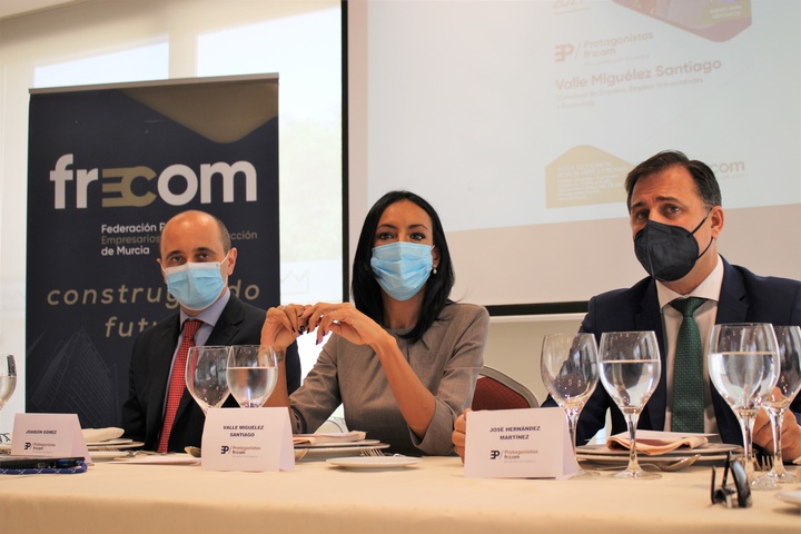 Miguélez presenta a los empresarios de la construcción las ayudas que ofrece el Gobierno regional y las iniciativas para captar inversiones