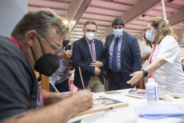 El jefe del Ejecutivo regional, Fernando López Miras, inaugura la XXXVII edición de la Feria de Artesanía de la Región de Murcia (Feramur)/1