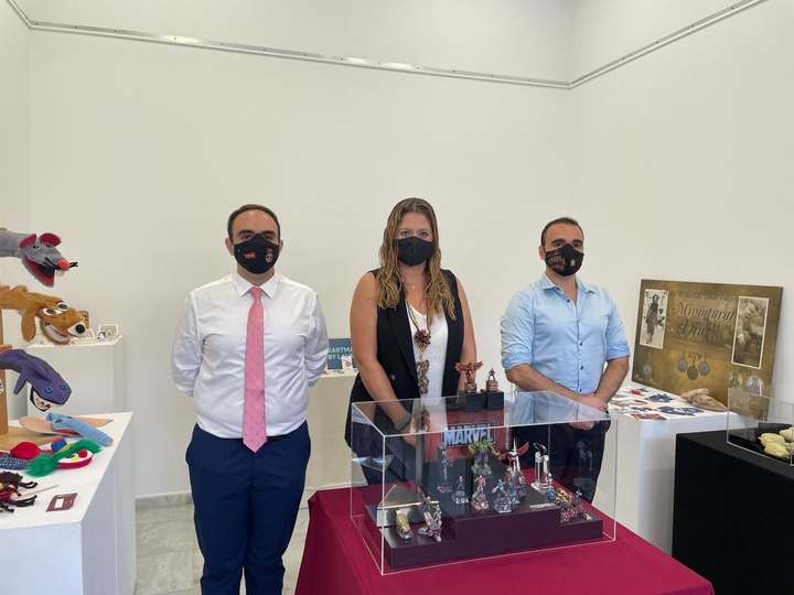 La directora general de Artesanía visita la exposición sobre el mundo del cómic que se celebra en Cartagena