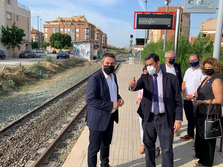 El consejero de Fomento e Infraestructuras, José Ramón Díez de Revenga, y el alcalde de Alcantarilla, Joaquín Buendía, durante su visita a la estación de ferrocarril de la localidad