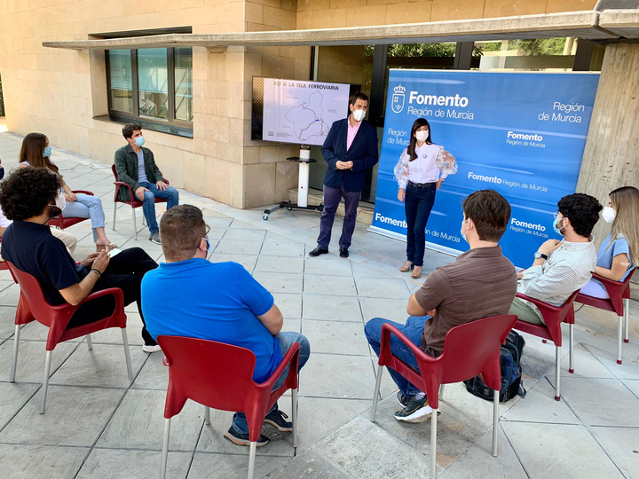 El consejero de Fomento e Infraestructuras, José Ramón Díez de Revenga, acompañado por la directora de Movilidad, Marina Munuera, durante la reunión mantenida con representantes de asociaciones de jóvenes y universitarios