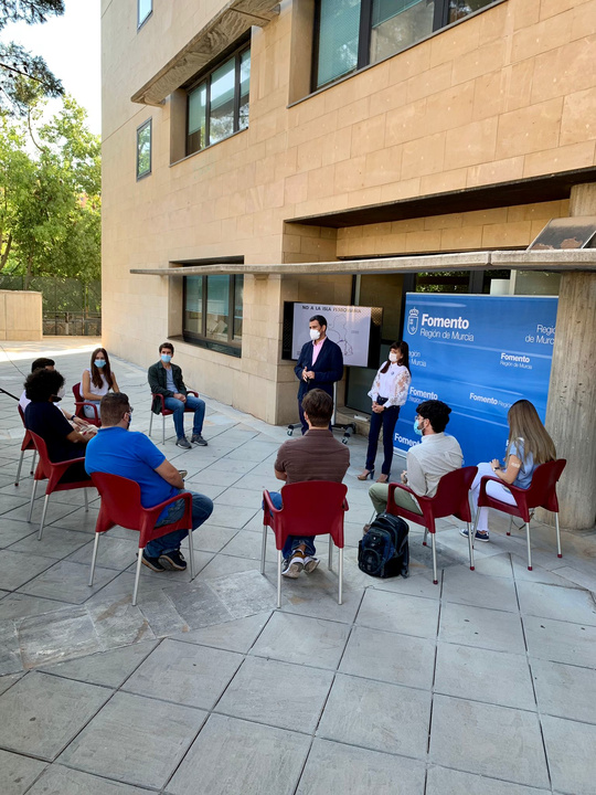 El consejero de Fomento e Infraestructuras, José Ramón Díez de Revenga, acompañado por la directora de Movilidad, Marina Munuera, durante la reunión mantenida con representantes de asociaciones de jóvenes y universitarios (1)