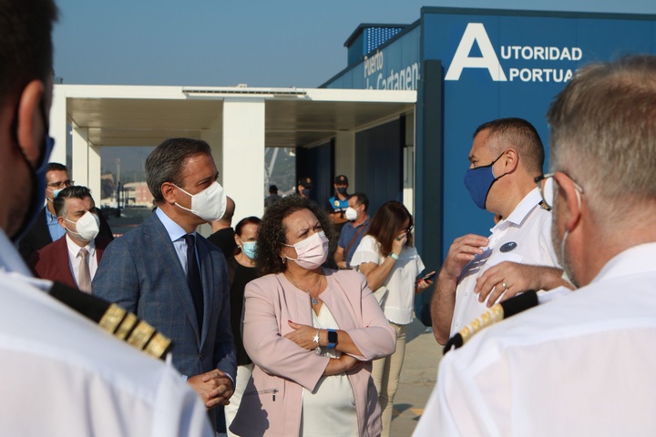 El consejero y la presidenta de la Autoridad Portuaria, conversan con el patrón del crucero de al compañía Ferd Oldsen Ruise, que por primera vez visita Cartagena