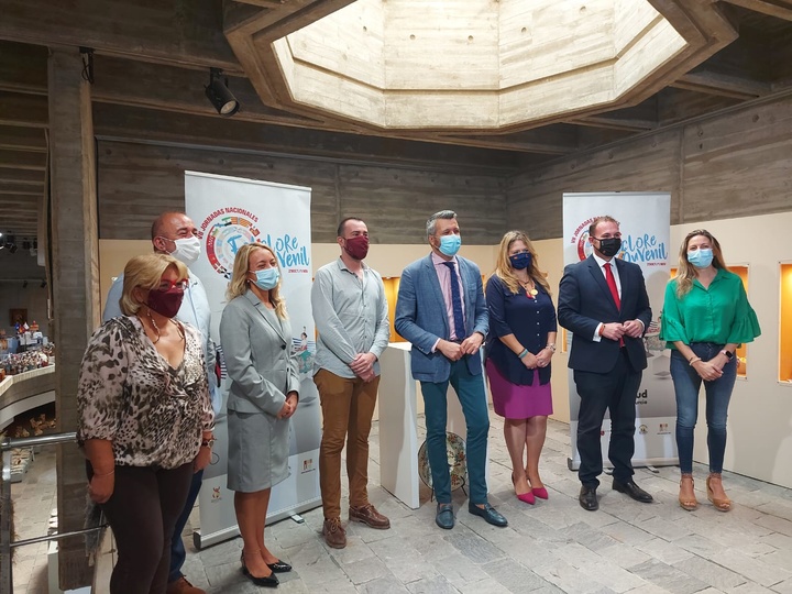 Los directores generales de Juventud, de Competitividad y Calidad Turísticas y de Consumo y Artesanía, junto con la concejala de Cultura del Ayuntamiento de Lorca y los organizadores del festival juvenil de folclore