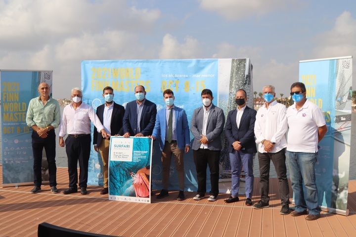 Organizadores, junto con los directores generales de Turismo y de Deportes, tras la presentación delEl Campeonato del Mundo de Vela de la clase Finn y las pruebas nacionales de la XXII edición del Surfari.