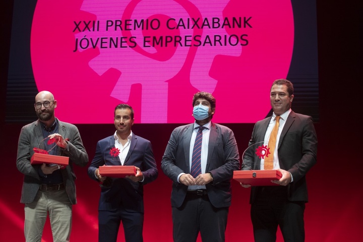 López Miras entrega el Premio CaixaBank Jóvenes Empresarios a Juan Andrés Romero (2)