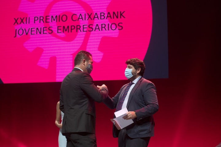 López Miras entrega el Premio CaixaBank Jóvenes Empresarios a Juan Andrés Romero (3)