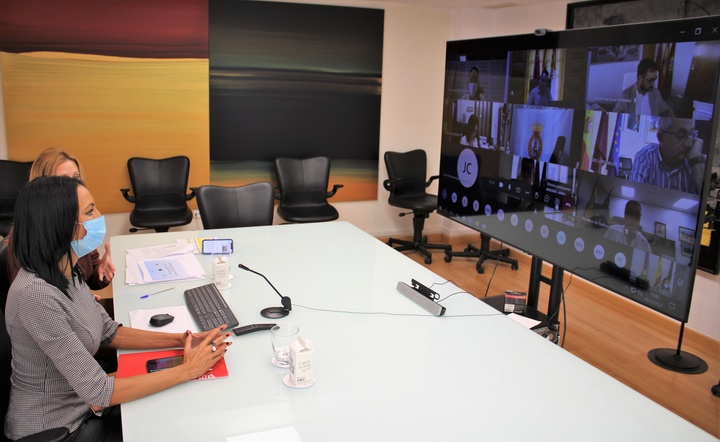 La consejera de Empresa, Empleo, Universidades y Portavocía, Valle Miguélez, durante el encuentro con los alcaldes