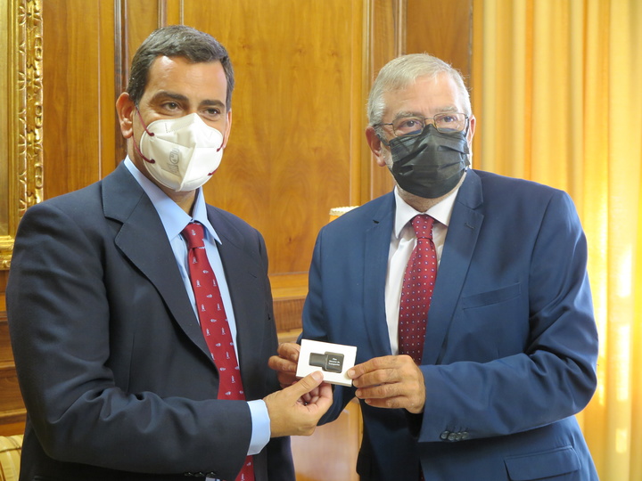 El consejero de Fomento e Infraestructuras, José Ramón Díez de Revenga, entrega al presidente de la Asamblea regional, Alberto Castillo, el Plan Director de Transportes de la Región de Murcia en versión digital