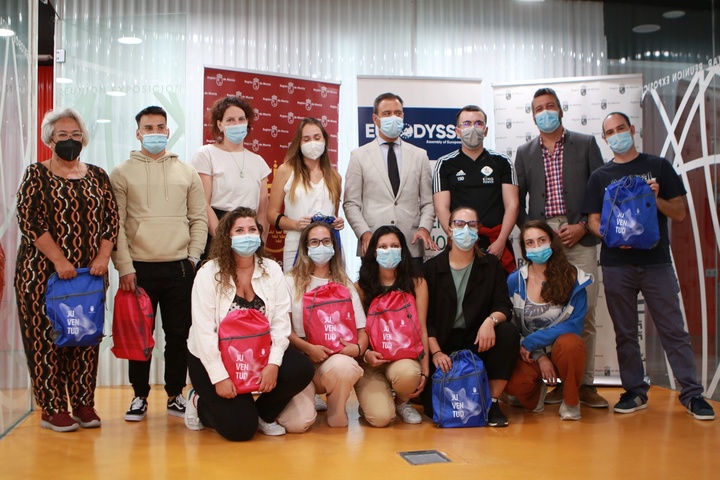 El consejero de Presidencia, Turismo y Deportes, Marcos Ortuño, y el director general de Juventud, José Manuel López, junto a los jóvenes participantes en el programa europeo.