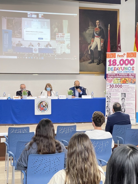 Aurelio Luna Maldonado, presidente de la Fundación de Estudios Médicos de Molina de Segura; María Isabel Campuzano, consejera de Educación y Cultura,  y Andrés Nieto, director del IES Alfonso X el Sabio