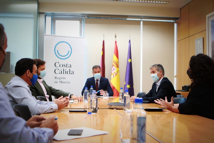 El consejero de Presidencia, Turismo y Deportes, Marcos Ortuño, reunido con los representantes de Costa Cálida Cares, el Consorcio murciano de Turismo de Salud