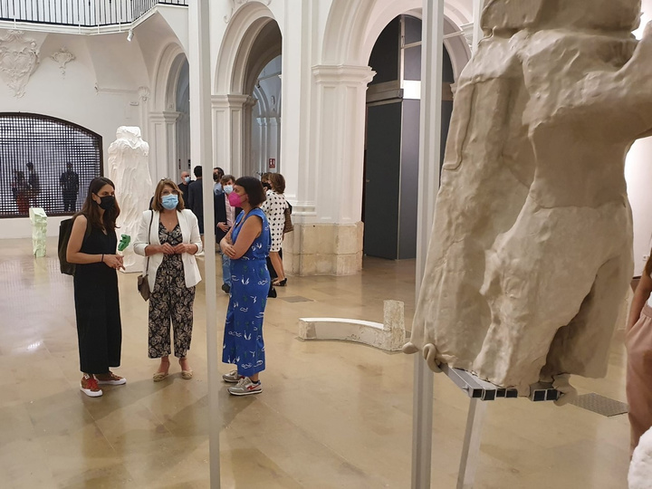 La Sala Verónicas acogió ayer la presentación de la muestra de Ludovica Carbotta