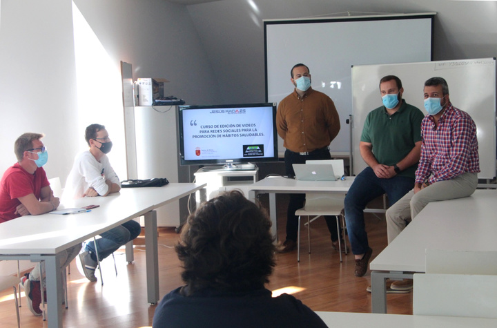 Juventud imparte dos cursos sobre contenidos digitales y habilidades sociales en los que se forman 25 participantes