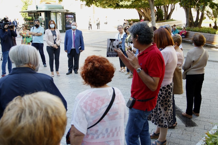 Isabel Franco participa en la visita guiada 'Un paseo literario por las calles de Murcia' junto a más de 30 mayores