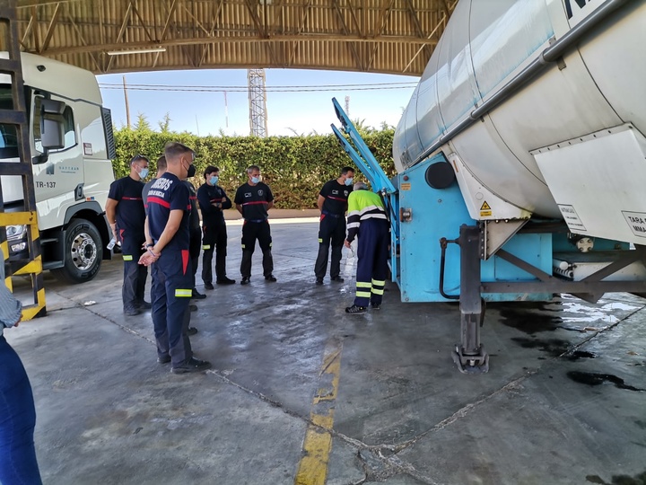 Los bomberos del Consorcio Extinción Incendios y Salvamento de la Región de Murcia colaboran con la empresa  de transporte NAFTRAN en un curso sobre el traslado de mercancías peligrosas