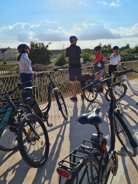 Algunos participantes en el viaje de familiarización en su recorrido en bicicleta por la Región esta semana