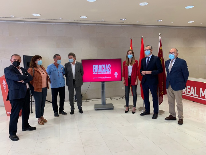 El consejero de Salud agradece a los profesionales la labor de vacunación que han realizado en el estadio Nueva Condomina