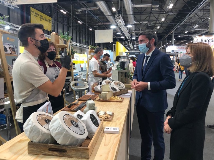 El consejero Antonio Luengo, durante su recorrido por la muestra de productos de la Región de Murcia en el Salón Gourmets, que se celebra en Madrid