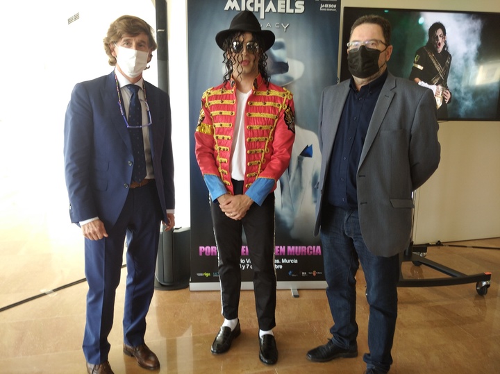 El director general del Instituto de Industrias Culturales y de las Artes, José Ramón Palazón, junto al protagonista e imitador de Michael Jackson, Ximo Jackson, y el productor del musical de tributo, Miguel Ángel Serrano.