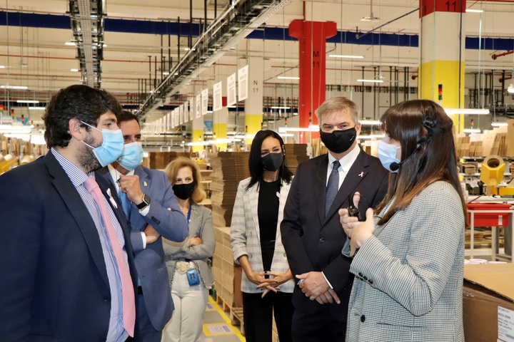 López Miras, durante la inauguración del nuevo centro logístico robotizado de Amazon
