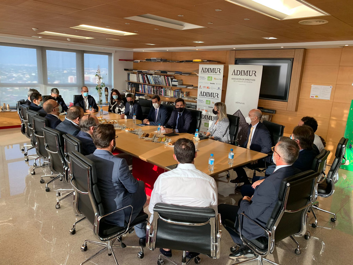 El consejero de Fomento e Infraestructuras, José Ramón Díez de Revenga, y el secretario general de la Consejería, Enrique Ujaldón, durante su reunión con la Asociación de Directivos de la Región de Murcia (ADIMUR) dentro de la ronda de contactos para la elaboración del Pacto de Infraestructuras de la Región de Murcia