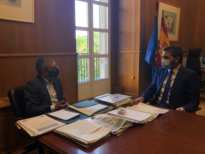 El consejero Antonio Luengo (d), durante su entrevista con el secretario de Estado de Medio Ambiente, Hugo Morán.