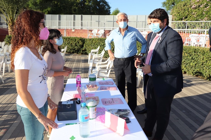 El presidente de la Comunidad, Fernando López Miras, asiste al acto organizado por la Asociación Española contra el Cáncer (AECC) en la Región de Murcia con motivo del Día Internacional del Cáncer de Mama