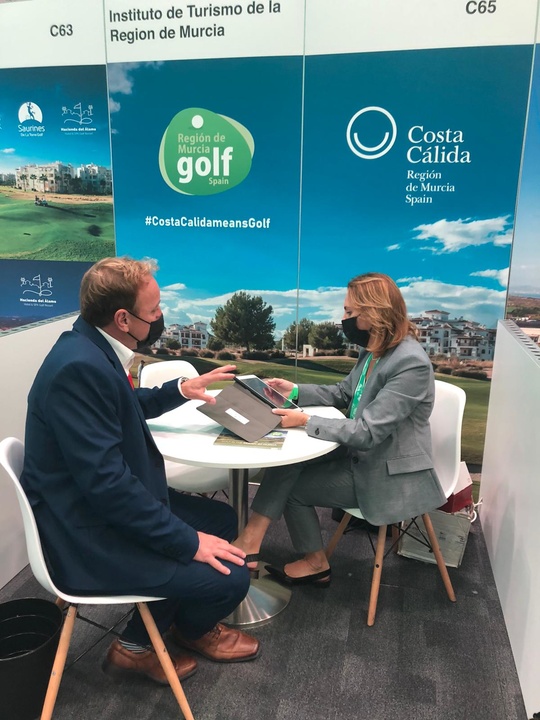 La directora de Promoción del Instituto de Turismo de la Región de Murcia, en una de las reuniones mantenidas con turoperadores, medios de comunicación especializados y plataformas digitales