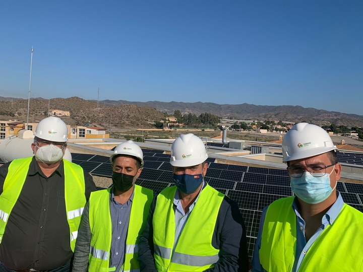 La Comunidad respalda la apuesta por la energía fotovoltaica en un centro educativo de Águilas