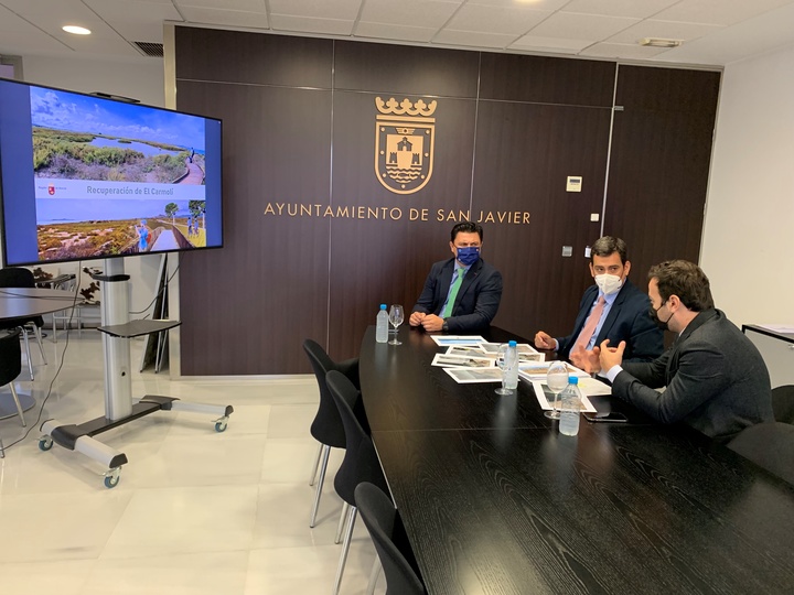 El alcalde de San Javier, José Miguel Luengo, el consejero de Fomento e Infraestructuras, José Ramón Díez de Revenga, y el director de Territorio y Arquitectura, Jaime Pérez Zulueta, durante la reunión mantenida hoy sobre el proyecto de renaturalización del humedal de El Carmolí