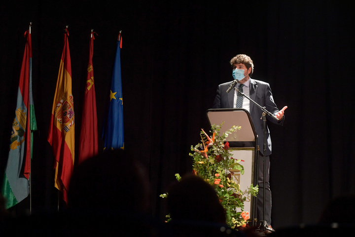 López Miras reivindica en Alguazas el valor de la Constitución como garante de "los derechos y libertades de todos los españoles" (2)