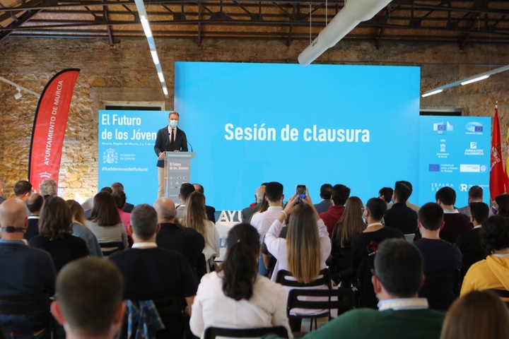 Marcos Ortuño aboga por apoyar a "los jóvenes para que sean ellos quienes construyan su propio camino"