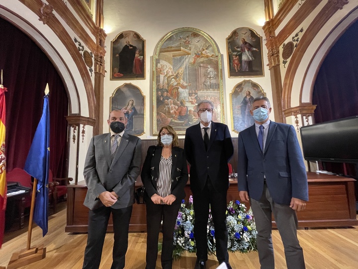 Campuzano preside el acto de regreso de los cuadros de Vicente Inglés al Instituto de Enseñanza Secundaria Cascales