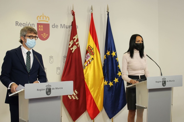 El consejero Luis Alberto Marín y la portavoz del Gobierno regional, Valle Miguélez, en la rueda de prensa posterior a la reunión del Consejo de Gobierno