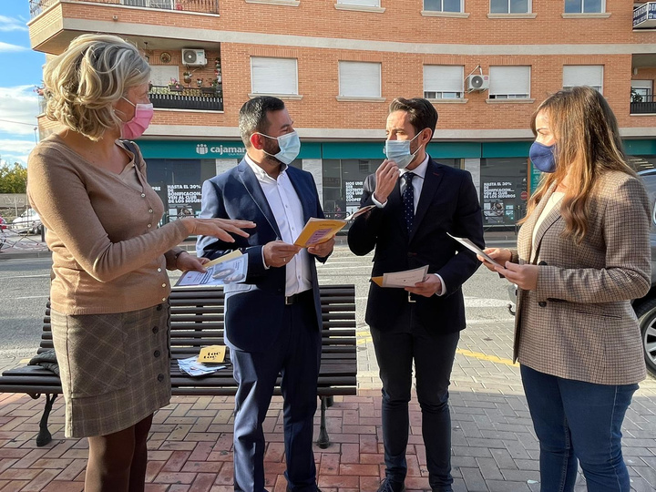 El director general de Vivienda, José Francisco Lajara, acompañado por el pedáneo de Nonduermas, Isidro Zapata, y las concejalas Rebeca Pérez y Mercedes Bernabé, expone las características de las ayudas disponibles para facilitar el acceso al hogar.