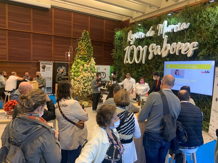 La Región cuenta con un stand propio decorado con frutas y hortalizas en el congreso San Sebastián Gastronomika Euskadi Basque Country 2021, donde...