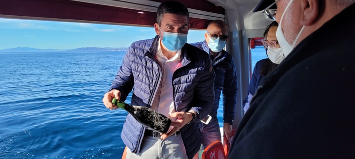 El consejero Antonio Luengo, con una botella extraída de la bodega submarina
