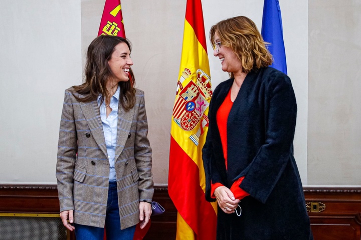 La vicepresidenta y consejera de Mujer, Igualdad, Lesbianas, gays, bisexuales, transgéneros e intersexuales, Familias y Política Social, Isabel Franco, se reunió hoy con la ministra de Igualdad, Irene Montero, en Madrid