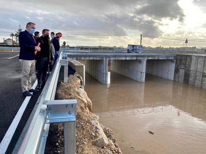 Visita del director general de Administración Local, Francisco Abril, y el alcalde de Torre Pacheco, Antonio León, con motivo de la apertura al tráfico del puente construido con financiación del Plan de Obras y Servicios.