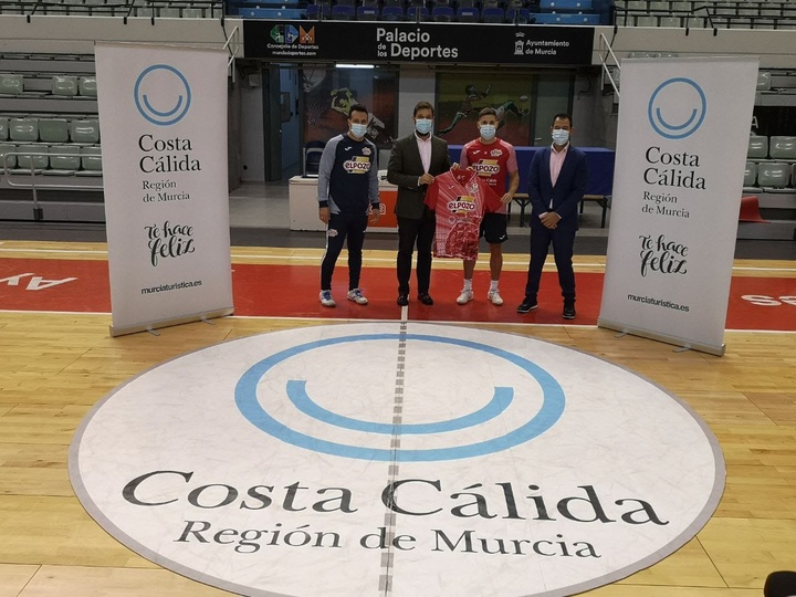 El director ITREM (Instituto de Turismo de la Región de Murcia), junto con el director general de ElPozo, su entrenador y un jugador del equipo, esta mañana, tras la presentación del  partido