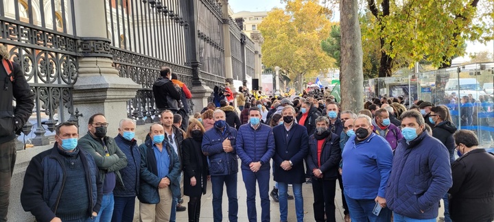 Luengo participa en la manifestación en defensa del sector agrario y reclama "precios justos y ayudas para puedan sobrevivir agricultores y ganaderos"