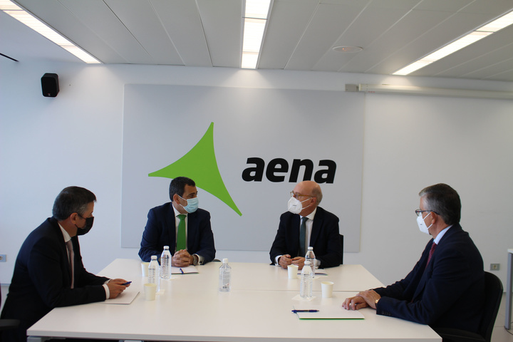 El consejero de Fomento e Infraestructuras, José Ramón Díez de Revenga, y el consejero ejecutivo y director general de aeropuertos de Aena, Javier Marín, acompañados por el secretario general de la Consejería, Enrique Ujaldón, y el director del aeropuerto, Mariano Menor