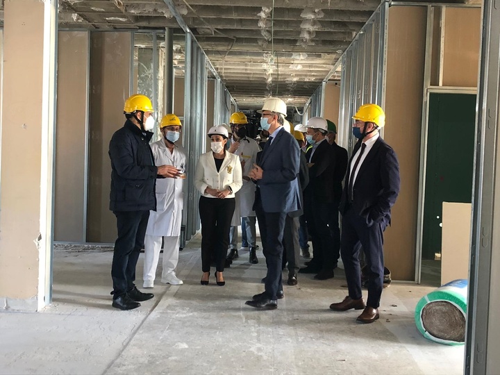 Visita a obras en hospital de Yecla