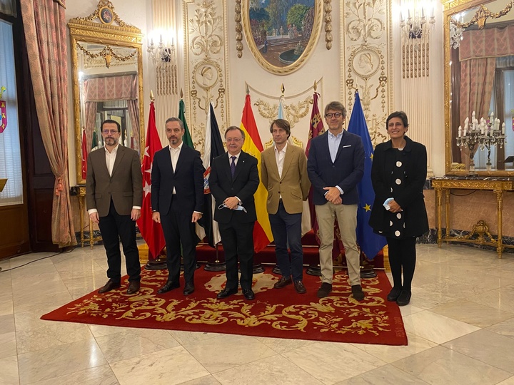 Los consejeros de Hacienda de la Región de Murcia, Madrid, Andalucía, Galicia y Ceuta, durante su reunión con el presidente de la Ciudad Autónoma